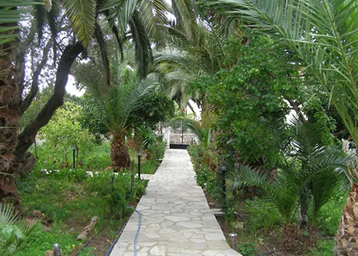 Menelaos Apartments